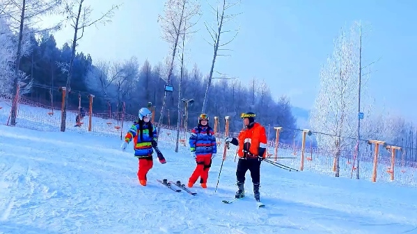 新春走基層｜滑雪場上過春節(jié)！冰城“冷資源”變成“熱經(jīng)濟”