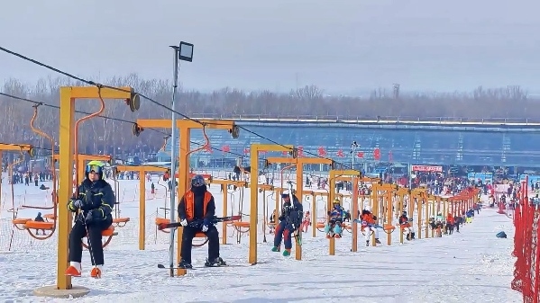 新春走基層｜滑雪場上過春節(jié)！冰城“冷資源”變成“熱經(jīng)濟”
