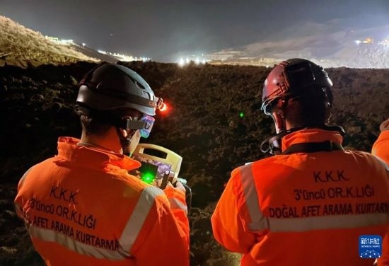 2月13日，救援人員在土耳其東部埃爾津詹省伊利奇區(qū)礦難現(xiàn)場(chǎng)工作。新華社發(fā)（穆斯塔法·卡亞攝）