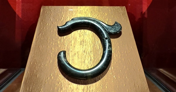 紅山文化C形玉龍。人民網(wǎng)記者 韋衍行攝