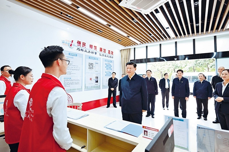 2023年12月14日至15日，中共中央總書記、國家主席、中央軍委主席習(xí)近平在廣西考察。這是14日上午，習(xí)近平在南寧市良慶區(qū)蟠龍社區(qū)黨群服務(wù)中心考察。 新華社記者 燕雁/攝