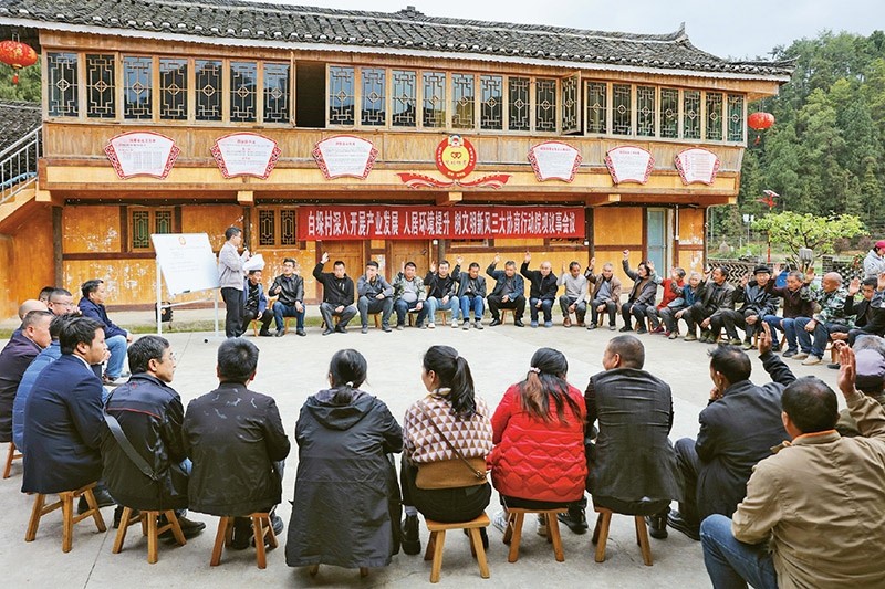 圖為2023年4月6日，貴州省黔東南苗族侗族自治州施秉縣白垛鄉(xiāng)白垛村村民在討論產(chǎn)業(yè)發(fā)展、人居環(huán)境提升、鄉(xiāng)村文明建設(shè)相關(guān)事宜。 人民圖片 磨桂賓/攝