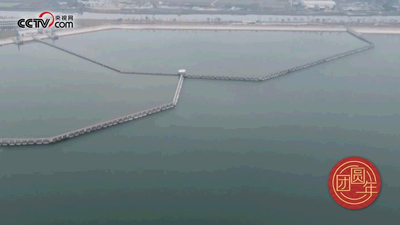 △西江潛地行，潤澤大灣區(qū)。珠江三角洲水資源配置工程西起廣東佛山順德西江干流鯉魚洲，穿越獅子洋，東至深圳公明水庫，是世界上流量最大的長距離有壓調(diào)水工程。