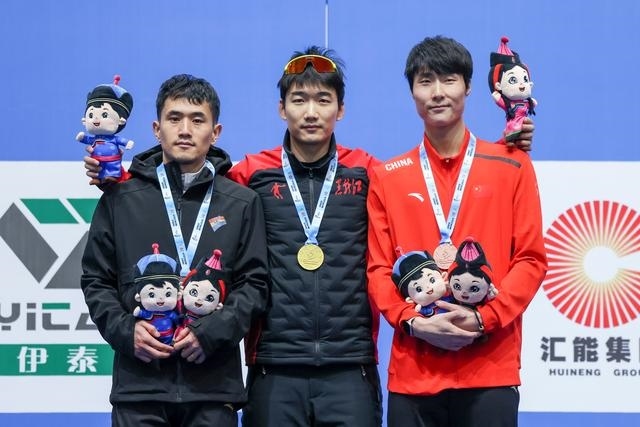1月12日，“十四冬”速度滑冰（公開組）男子500米比賽，冠軍黑龍江隊選手高亭宇（中）、亞軍遼寧隊選手楊濤（左）、季軍河北隊選手李添龍在頒獎儀式上合影。新華社記者 王楷焱 攝