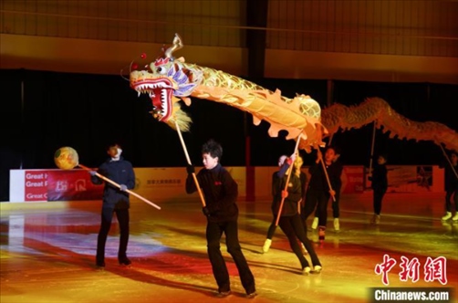 當(dāng)?shù)貢r間2月17日晚，作為農(nóng)歷甲辰龍年“歡樂春節(jié)”系列活動之一，別具特色的青少年冰上春晚在加拿大多倫多舉行。圖為青少年表演冰上舞龍。 中新社記者 余瑞冬 攝