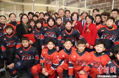 當(dāng)?shù)貢r間2月17日晚，青少年冰上春晚在加拿大多倫多舉行。圖為中國駐多倫多總領(lǐng)事羅偉東和主辦方代表、與會嘉賓與“未來之星”冰球隊華裔少年冰球手們合影。 中新社記者 余瑞冬 攝