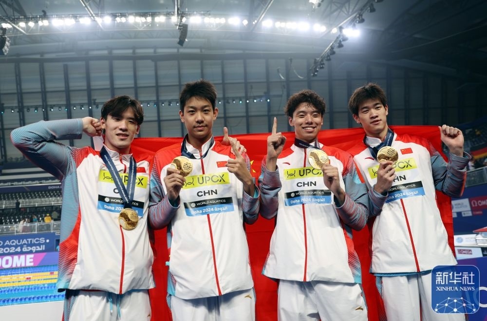 2月11日，2024年多哈游泳世錦賽男子4×100米自由泳接力決賽，中國隊選手王浩宇、張展碩、季新杰和潘展樂（從左到右）在頒獎儀式后合影慶祝。新華社記者 雒圓 攝