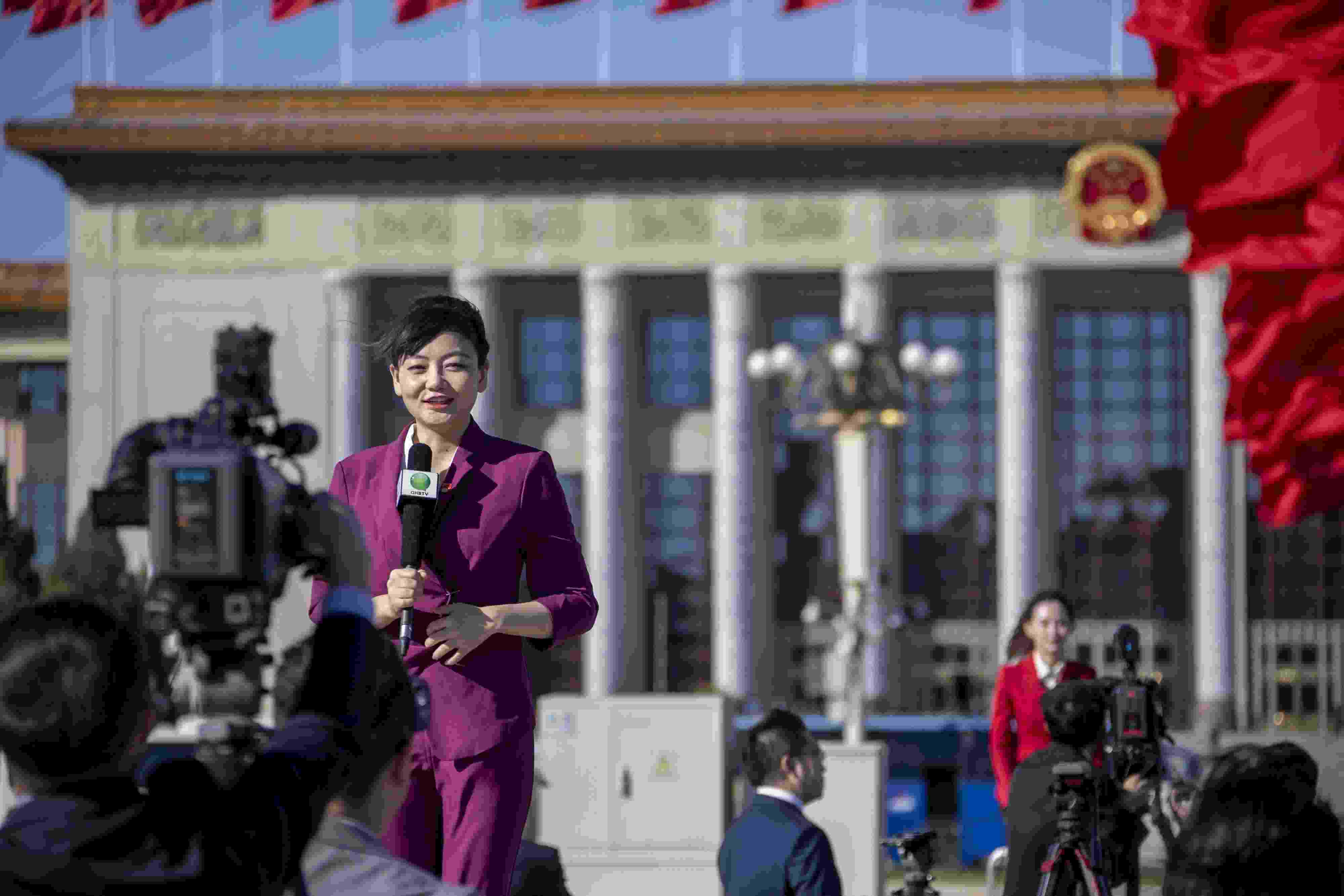 △ 2022年10月22日，北京人民大會堂，中國共產(chǎn)黨第二十次全國代表大會勝利閉幕，媒體記者戶外進行現(xiàn)場報道。