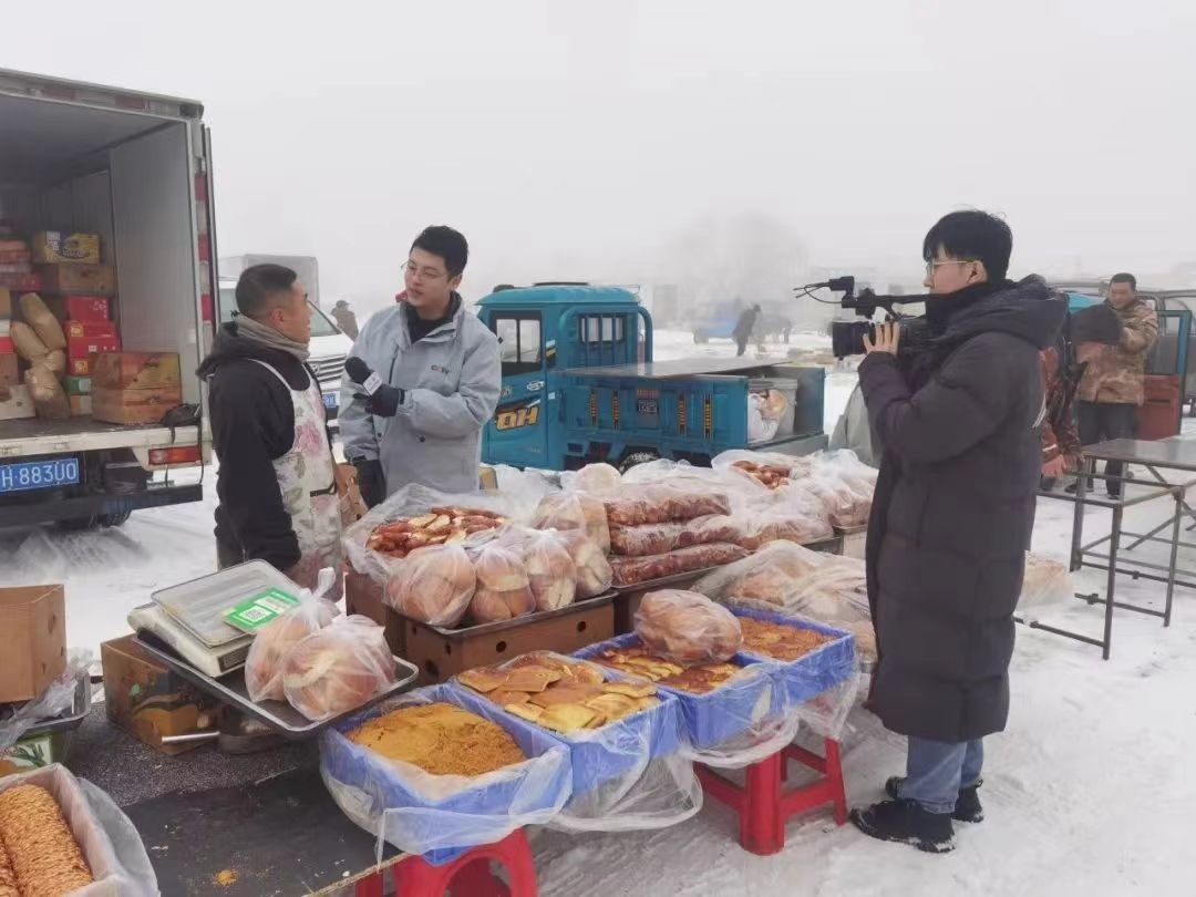 △ 2024年1月1日，在中央廣播電視總臺中央電視臺《新年新愿》報道中，遼寧營口鲅魚圈區(qū)大集賣餅干的小哥憨態(tài)可掬的表情、生機勃勃的臉龐、充滿煙火氣的新年愿望，讓他火爆出圈。