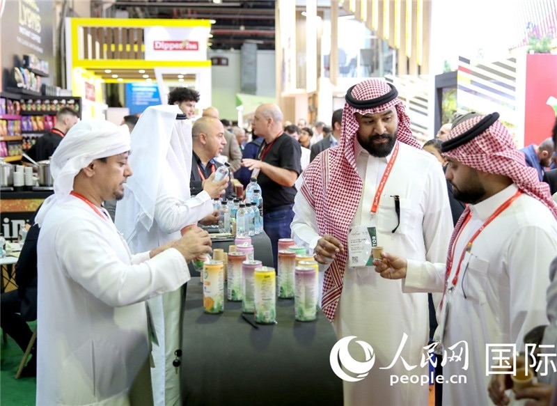 圖為專業(yè)觀眾在海灣食品展飲料展區(qū)參觀。人民網(wǎng) 塔里克·易卜拉欣攝