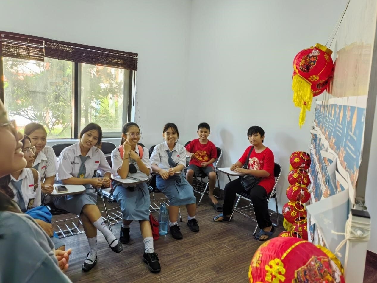 學(xué)生們踴躍參與猜燈謎活動(dòng)。巴陵康孔子學(xué)院供圖