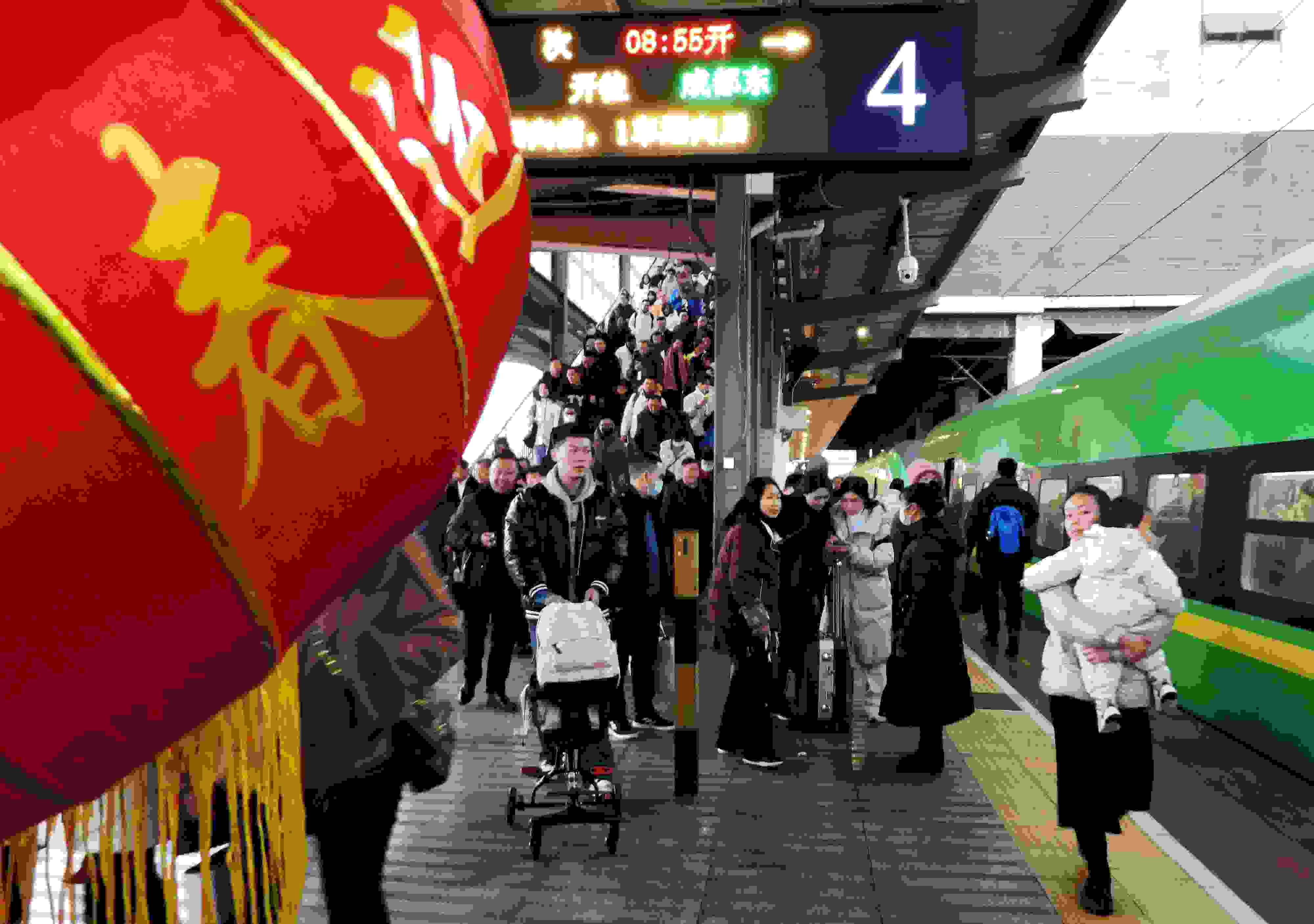 △ 2024年1月26日，四川省達(dá)州市車站，準(zhǔn)備乘坐“復(fù)興號(hào)”動(dòng)車組列車出行的旅客。