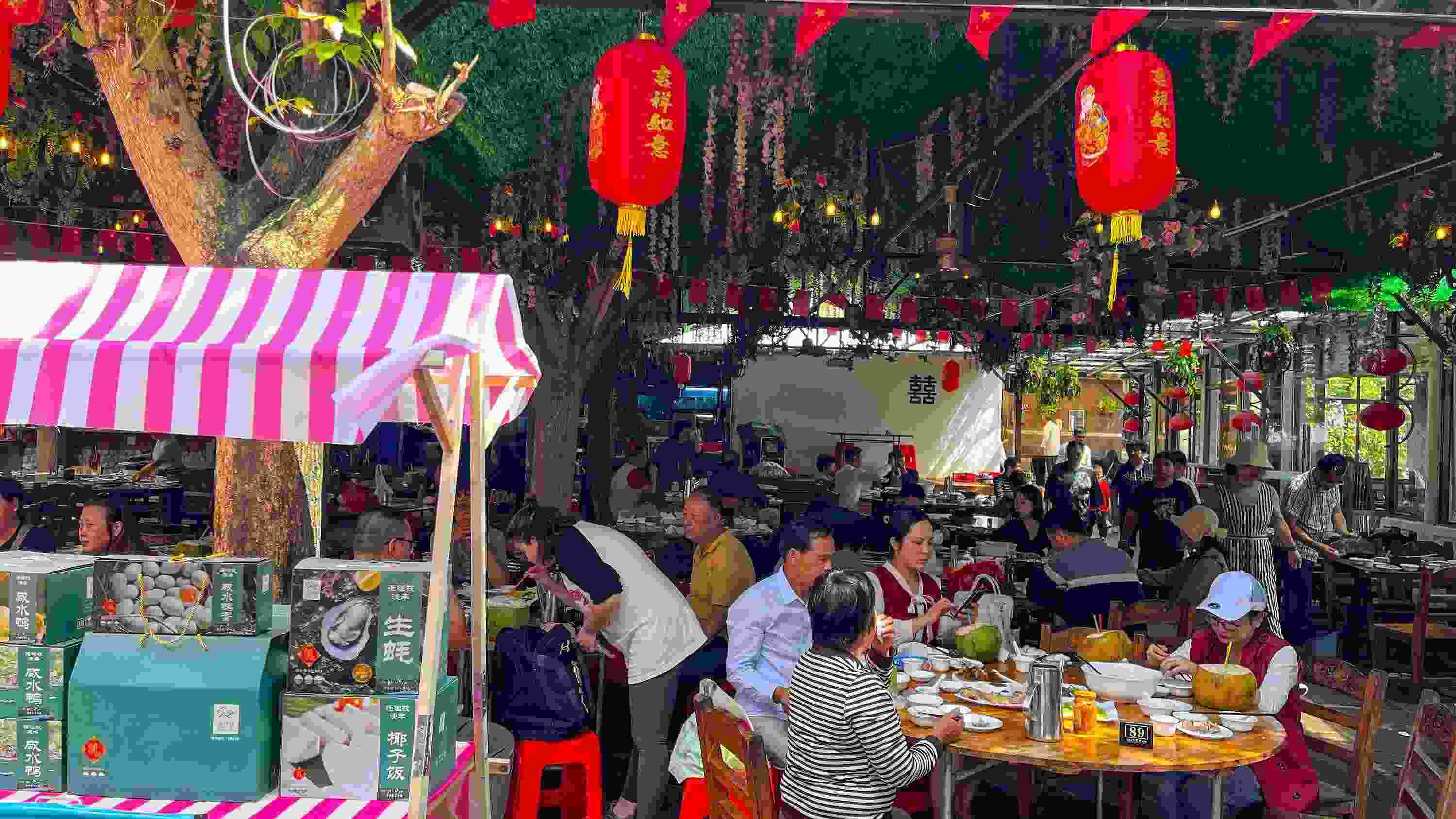 △ 2024年2月17日，春節(jié)假期最后一天，海口鄉(xiāng)村旅游持續(xù)火爆，眾多游客前往漁家樂(lè)品嘗特色海鮮和鄉(xiāng)村美食。