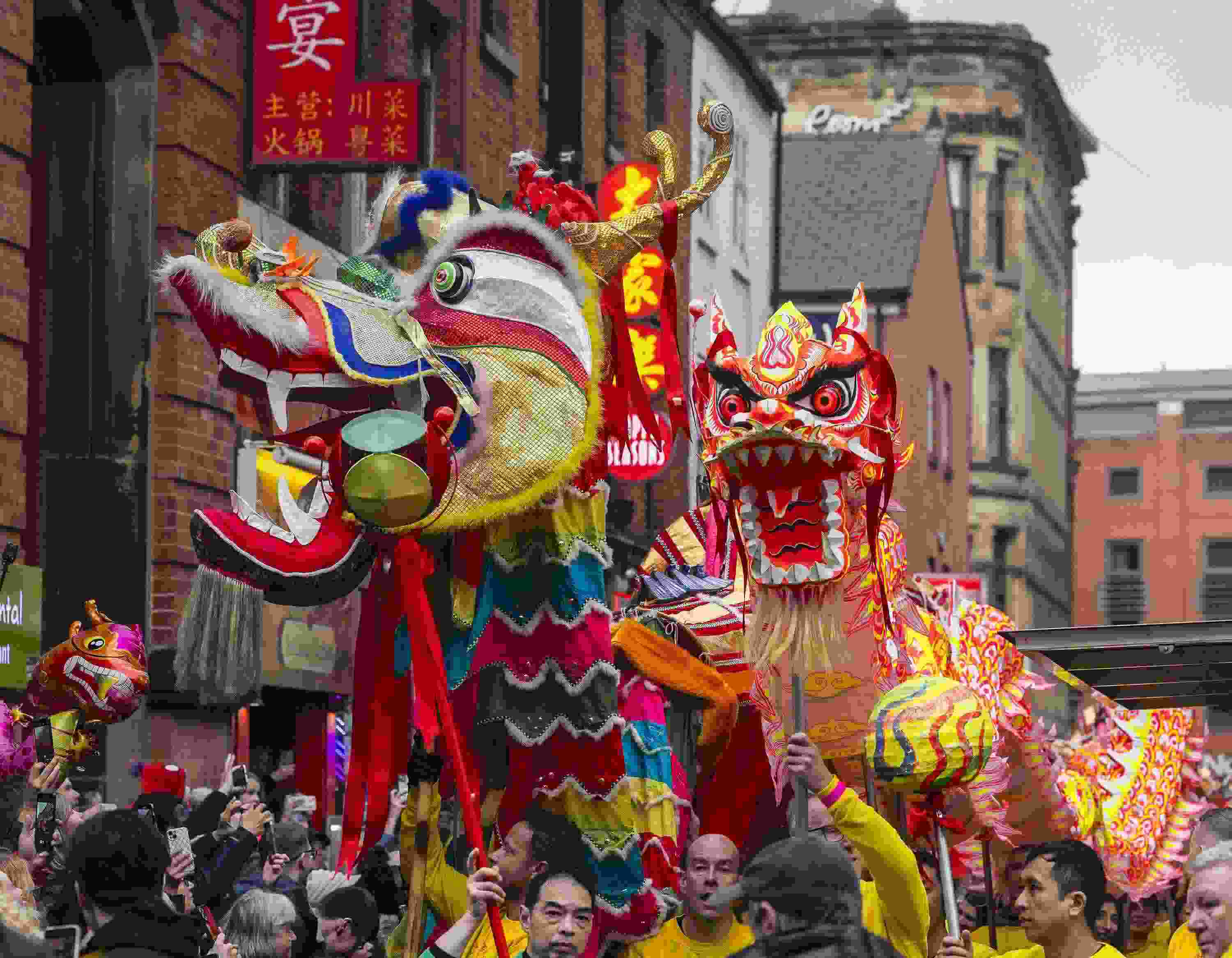 △ 當(dāng)?shù)貢r(shí)間2024年2月11日，英國(guó)曼徹斯特，表演者進(jìn)入中國(guó)城，參加中國(guó)農(nóng)歷龍年春節(jié)的慶祝活動(dòng)。