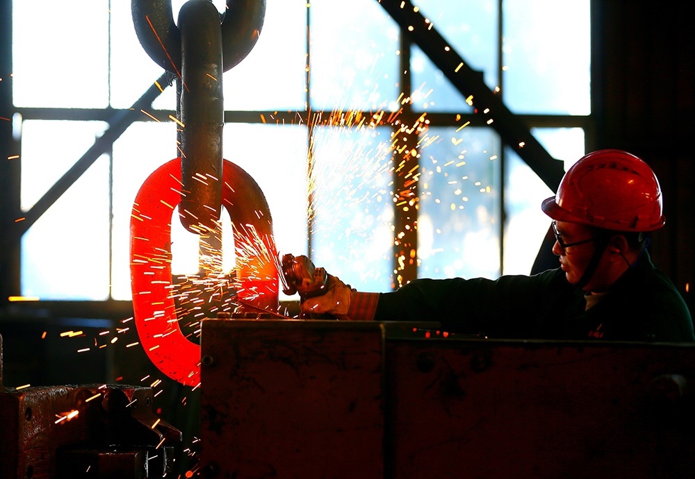 △ 2024年2月17日，青島市，即墨區(qū)靈山街道一家錨鏈企業(yè)，工人正在忙碌。