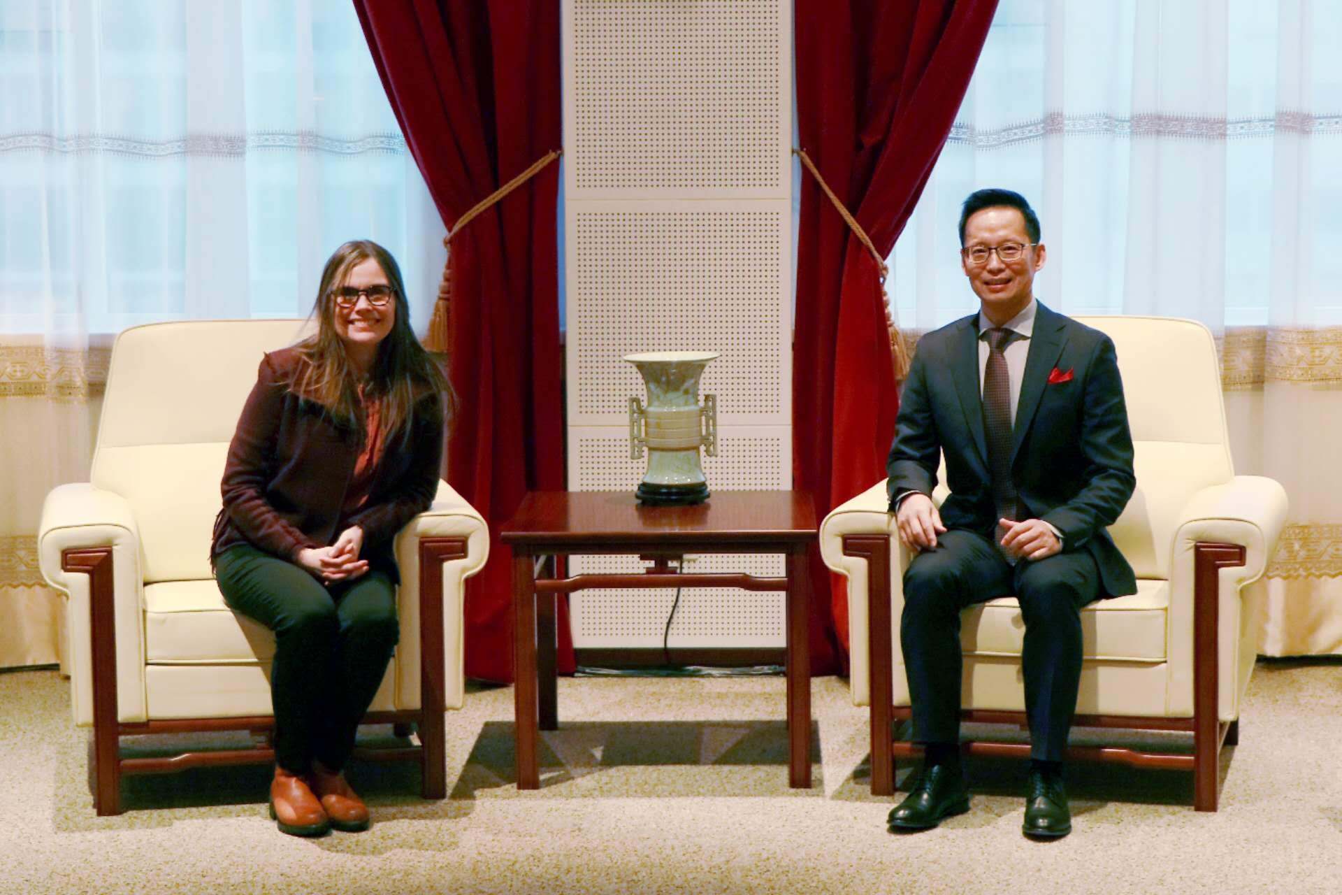 冰島總理雅各布斯多蒂爾（右一）與中國駐冰島大使何儒龍合影。中國駐冰島大使館供圖