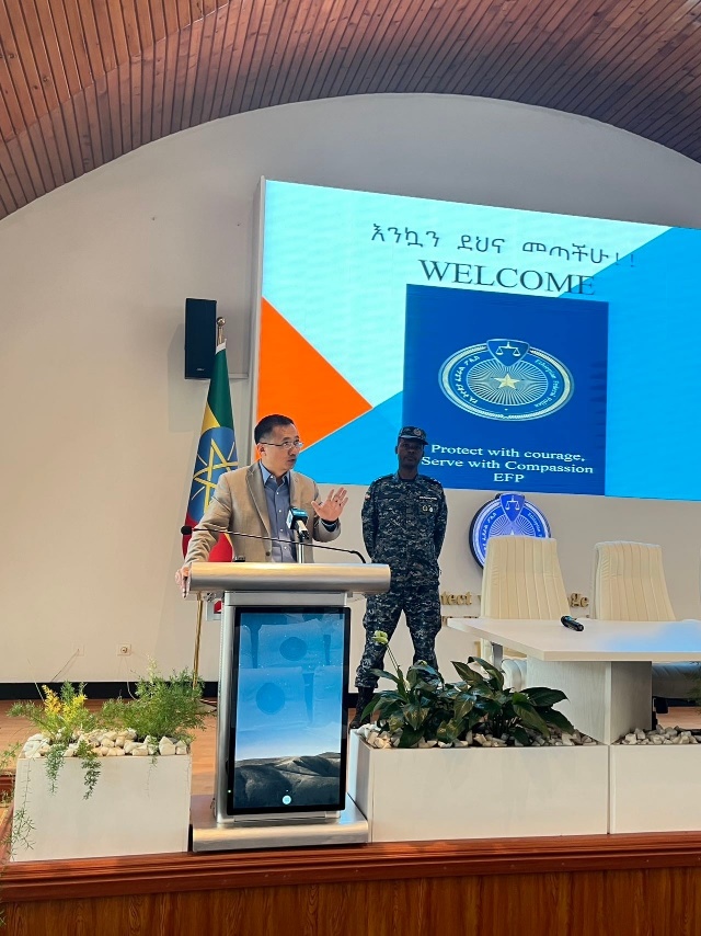 圖為駐埃塞使館首席館員申欽民公參致辭。亞的斯亞貝巴大學(xué)孔子學(xué)院供圖