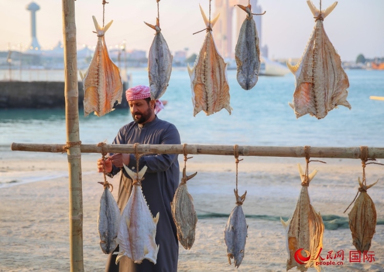  手工藝者展示如何晾曬魚干。人民網(wǎng) 塔里克·易卜拉欣攝