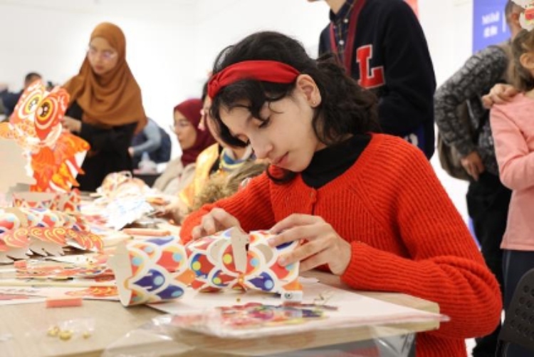 參與者在制作元宵彩燈。拉巴特中國文化中心供圖