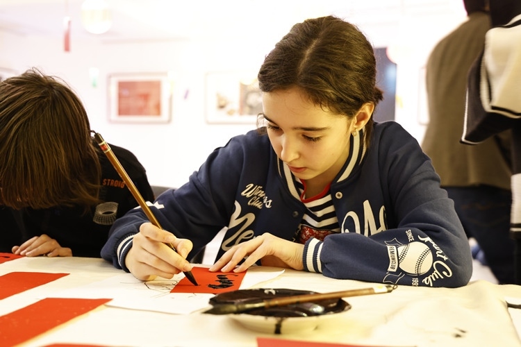 羅馬尼亞小朋友書寫毛筆字。中國文化中心供圖