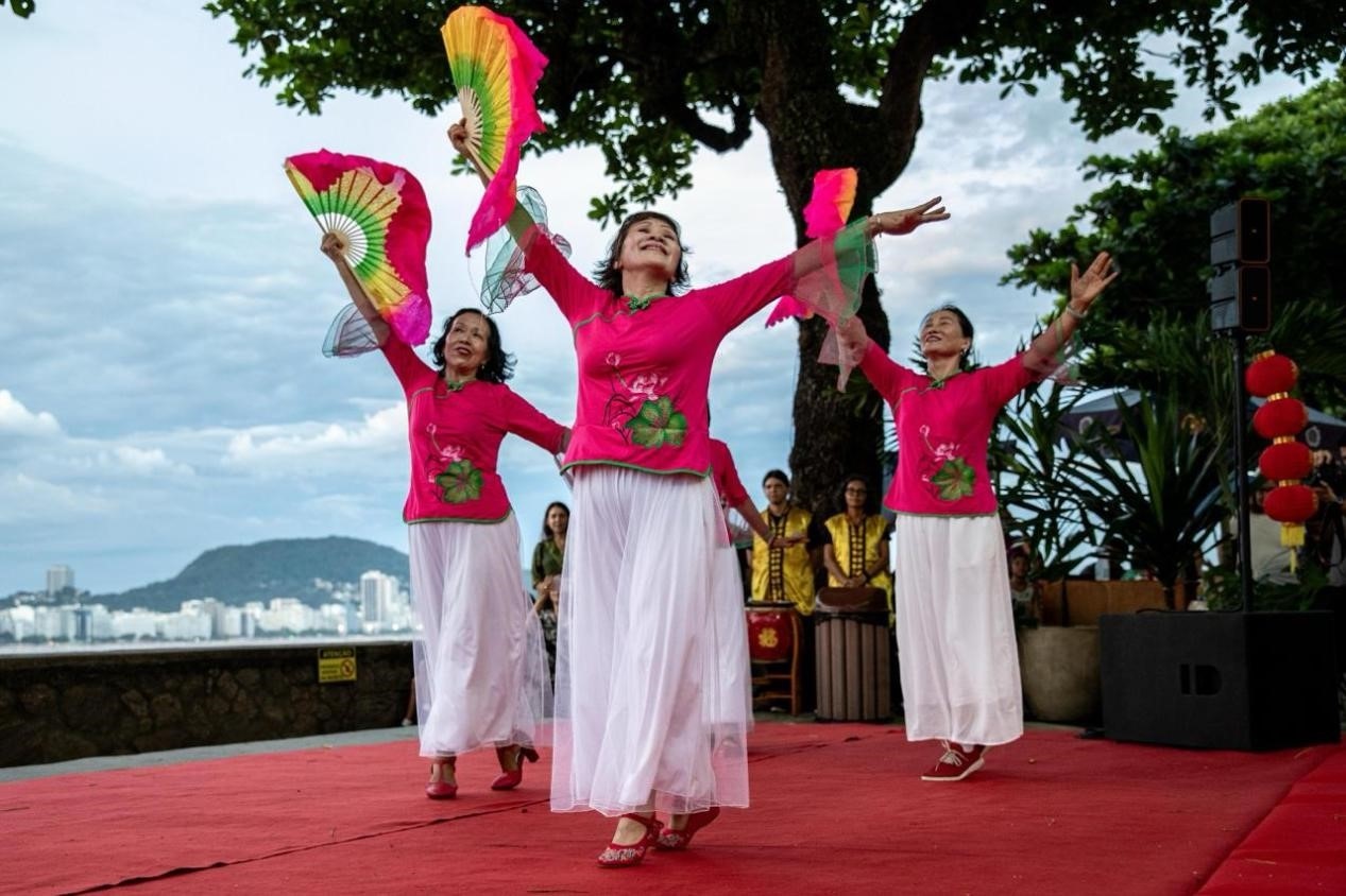 當(dāng)?shù)貢r間2月24日晚，2024年元宵節(jié)慶?；顒釉诎臀骼锛s熱內(nèi)盧市科帕卡巴納要塞舉辦。巴西山河文化促進(jìn)中心供圖