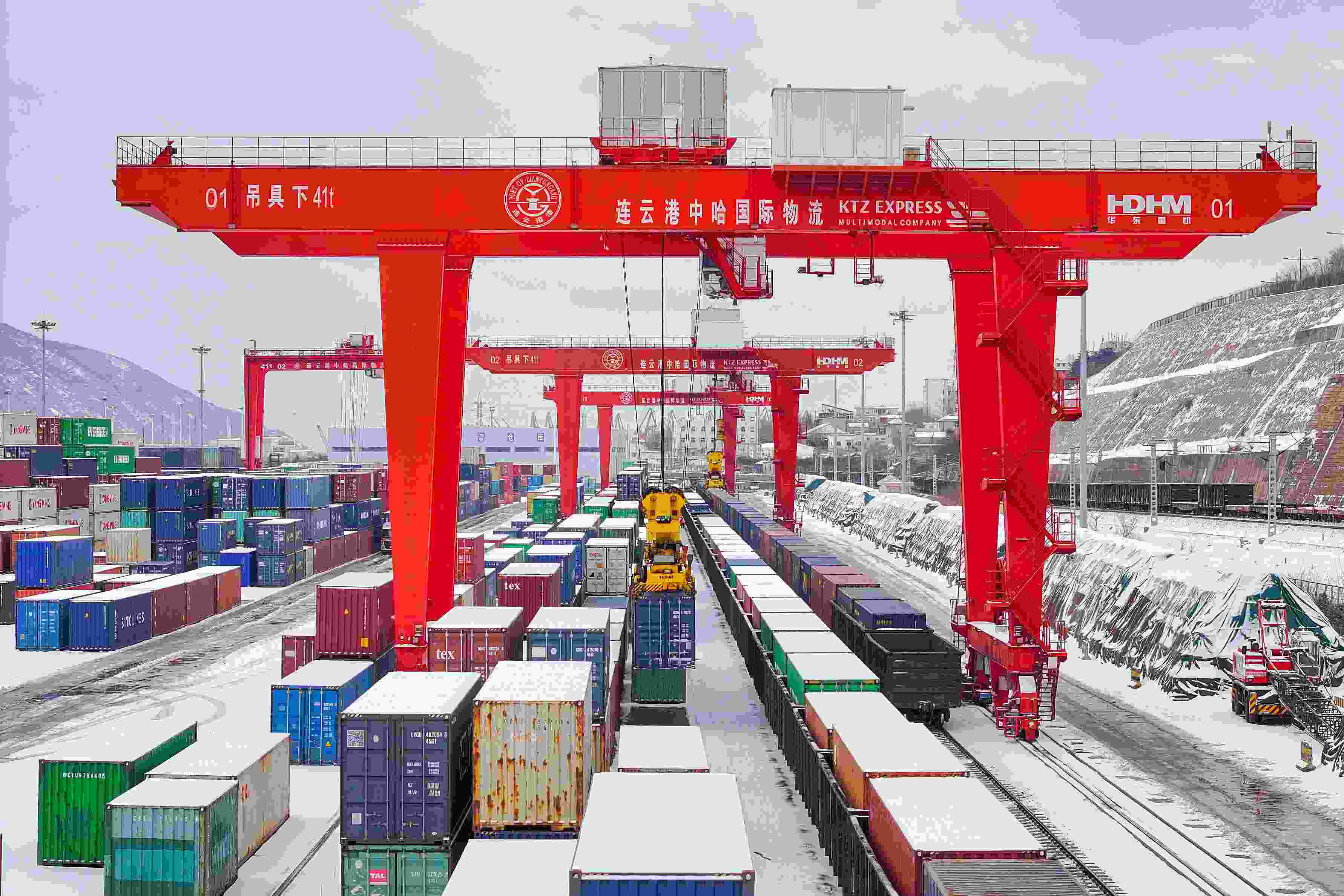 2024年2月22日，江蘇省連云港市中哈連云港物流合作基地，大型機械正在吊裝集裝箱。