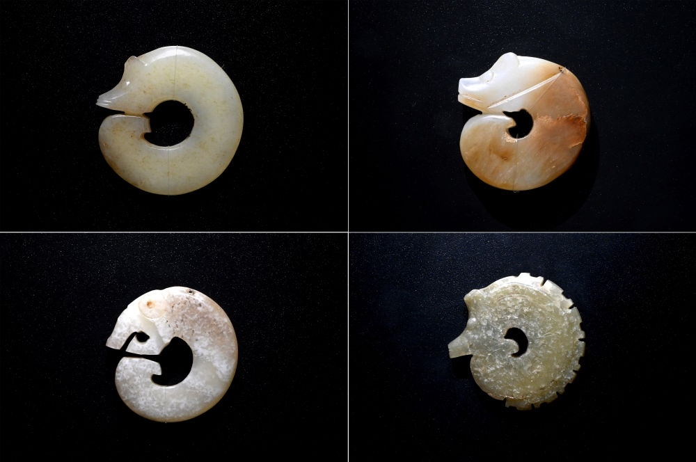 這是在殷墟博物館新館內(nèi)展出的龍形玉玦（拼版照片，1月9日攝）