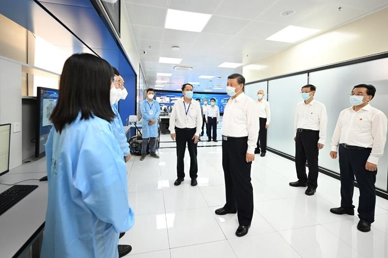 2023年7月6日，習(xí)近平總書記在江蘇南京市考察紫金山實(shí)驗(yàn)室時(shí)，同科研人員親切交流。