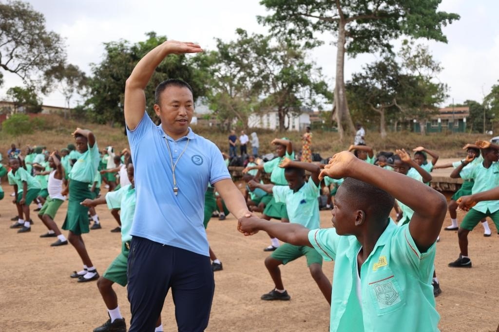 2月20日，在塞拉利昂首都弗里敦，來(lái)自塞拉利昂大學(xué)孔子學(xué)院的武術(shù)教師劉偉在為當(dāng)?shù)貙W(xué)生上武術(shù)課。