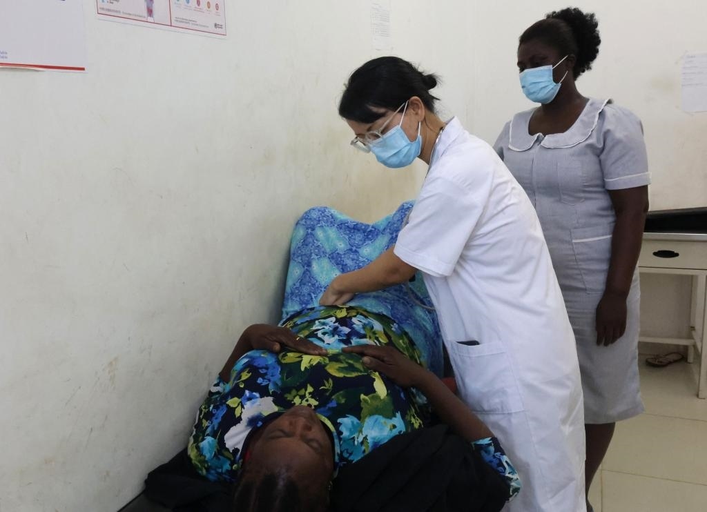 2023年2月27日，在塞拉利昂首都弗里敦，一名中國(guó)醫(yī)療隊(duì)的醫(yī)生正在為患者檢查身體。