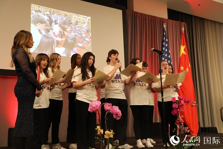 馬斯卡廷中學(xué)的學(xué)生們還深情演唱了表現(xiàn)中美兩國人民友誼的歌曲《情緣留住永恒的記憶》。 人民網(wǎng)記者 李志偉攝