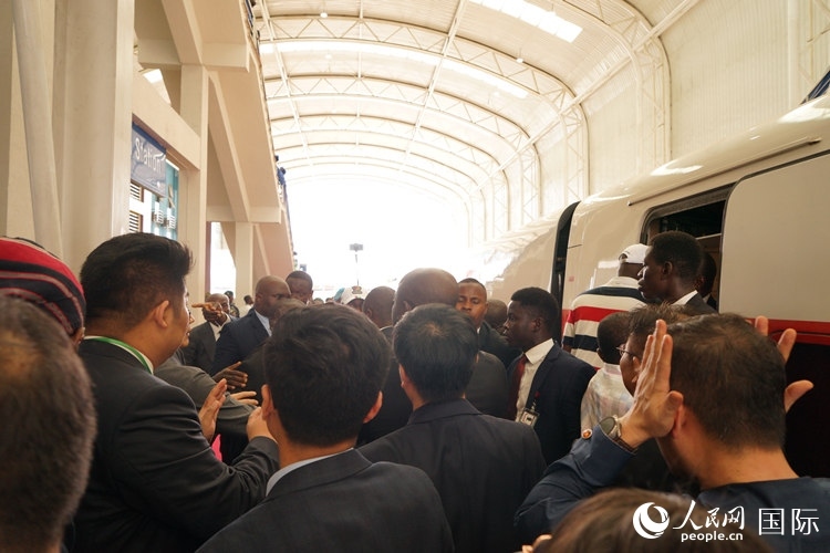 人們爭相前往紅線試乘。人民網(wǎng)記者 姜宣攝
