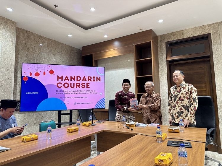 阿拉扎大學孔子學院向獨立清真寺贈書。阿拉扎大學孔子學院供圖