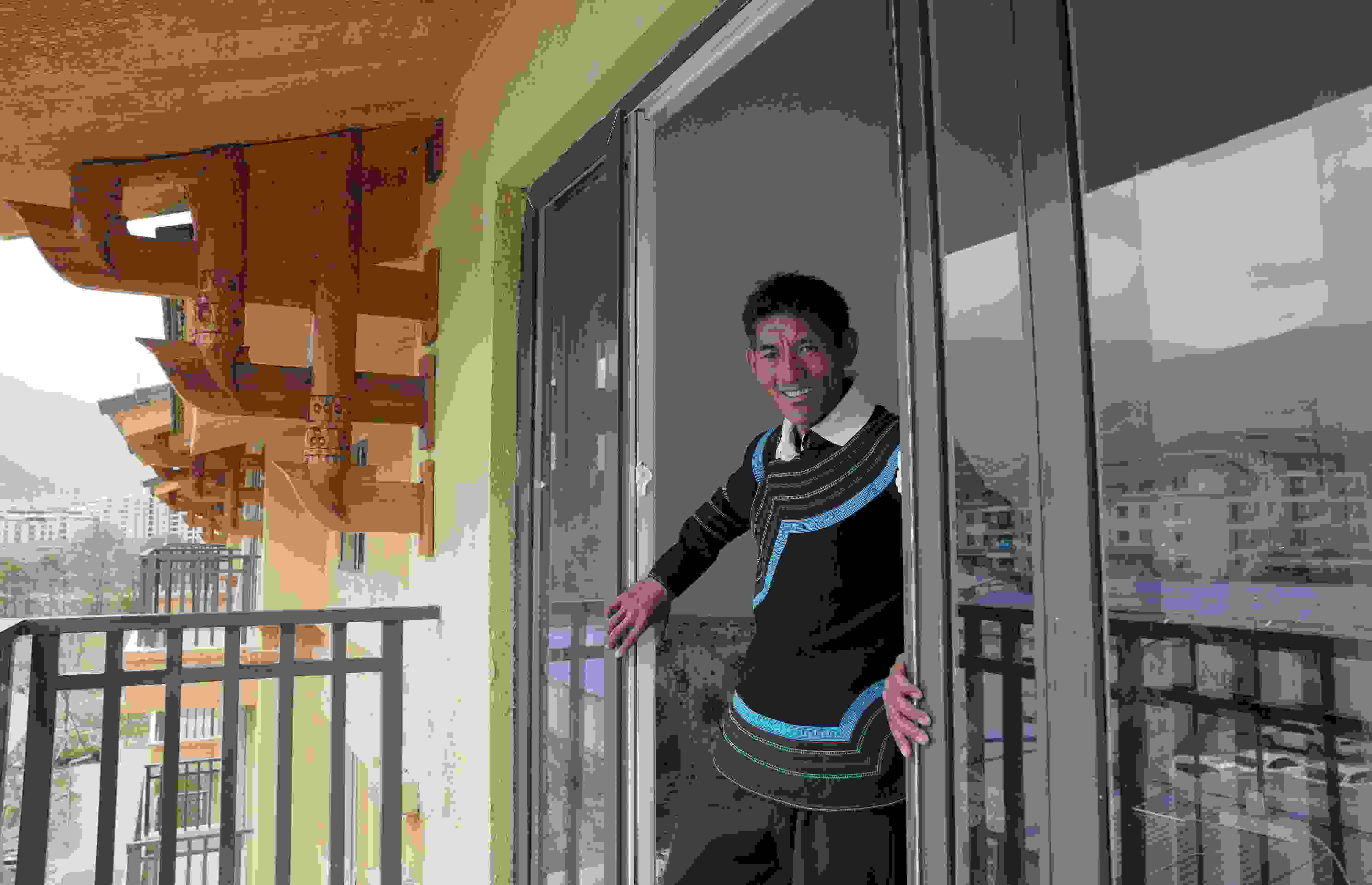 2020年5月14日，四川涼山彝族自治州昭覺縣，“懸崖村”村民某色伍哈入住新房。