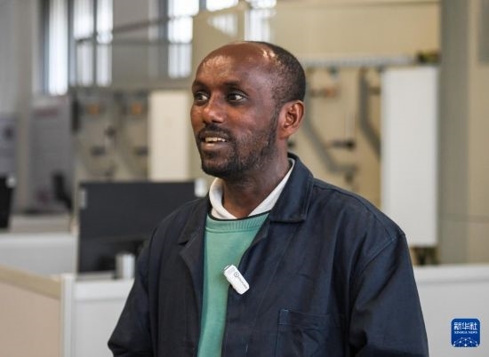 2月15日，在亞的斯亞貝巴的埃塞俄比亞聯(lián)邦職業(yè)技術(shù)培訓學院，魯班工坊當?shù)亟處熂s納斯·阿凱萊（中文名艾友涵）接受新華社采訪。