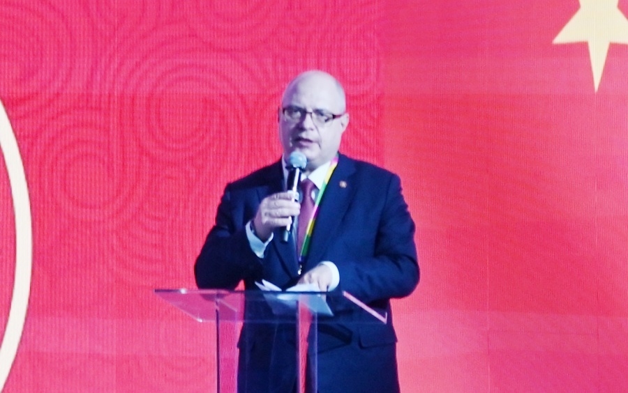 俄羅斯國家杜馬資產(chǎn)、土地和財產(chǎn)關(guān)系委員會主席兼俄中議員友好小組主席加夫里洛夫致辭。主辦方供圖 