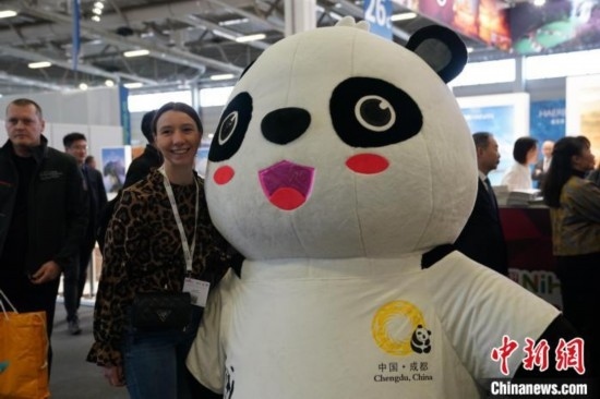 3月5日，2024年柏林國(guó)際旅游交易會(huì)(ITB)在柏林會(huì)展中心拉開(kāi)帷幕。以“你好！中國(guó)”為主題的中國(guó)展區(qū)當(dāng)日亮相展會(huì)。圖為觀眾與大熊貓人偶合影。中新社記者 馬秀秀 攝