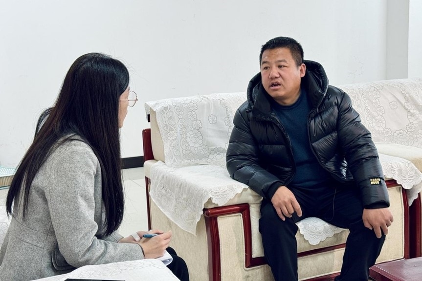 人民網(wǎng)記者采訪“在水一方”小區(qū)住戶。人民網(wǎng) 高清揚攝