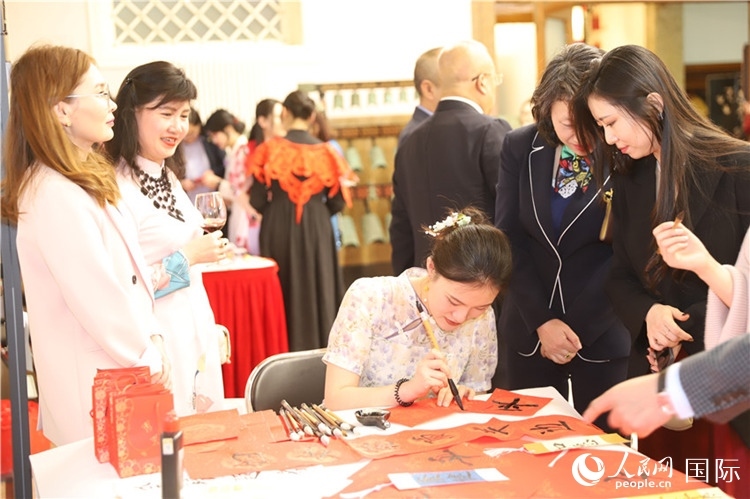 現(xiàn)場書法體驗(yàn)。人民網(wǎng)記者 霍文攝