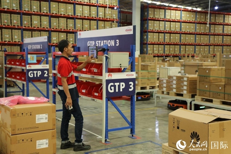 華為5G智能倉庫里，工作人員正在利用智能系統(tǒng)辦公。人民網(wǎng)記者 曹師韻攝