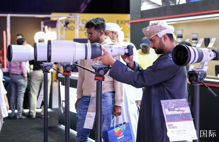 參觀者在體驗攝影設(shè)備。人民網(wǎng)塔里克·易卜拉欣攝