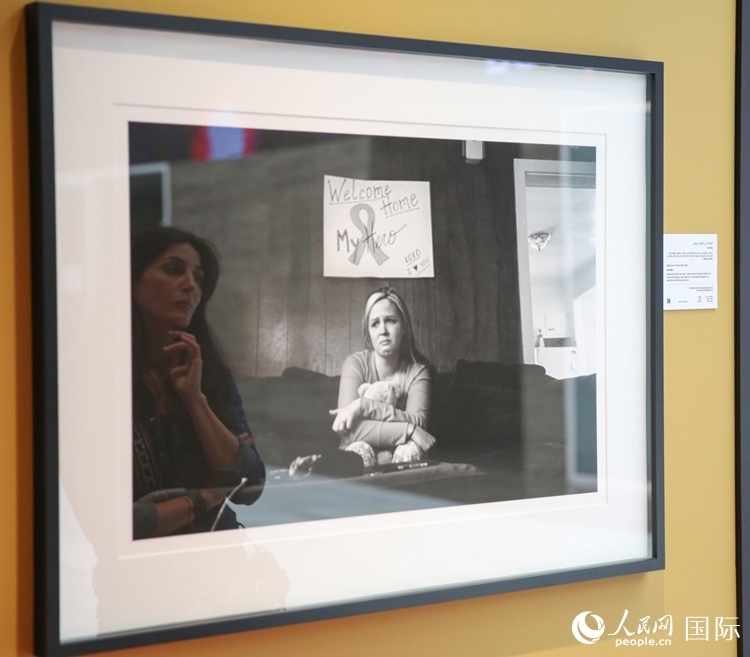 一名觀眾在觀賞攝影作品。人民網(wǎng)塔里克·易卜拉欣攝