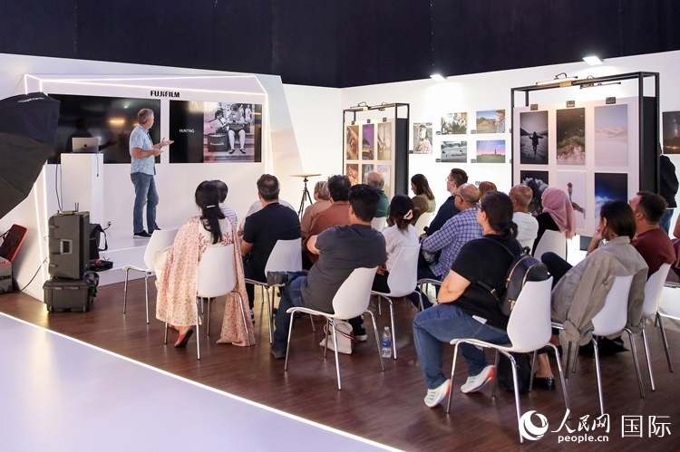 觀眾在參加攝影講座。人民網(wǎng)塔里克·易卜拉欣攝