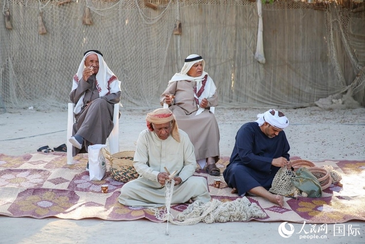 漁民演示制作漁網(wǎng)。人民網(wǎng) 塔里克·易卜拉欣攝