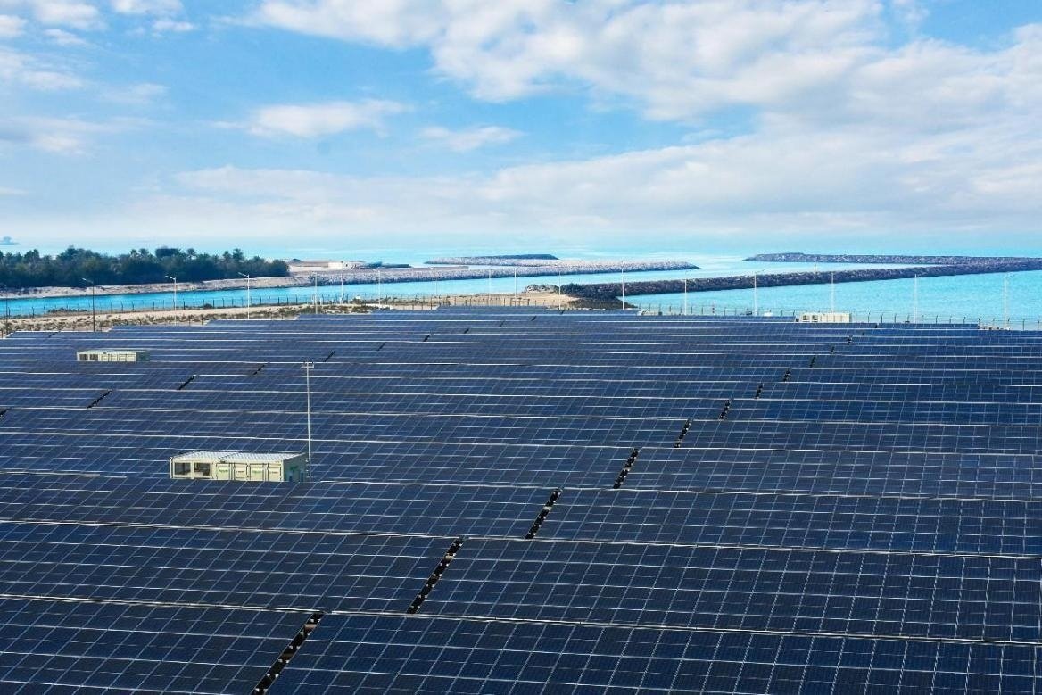 項(xiàng)目廣泛采用光伏補(bǔ)償發(fā)電系統(tǒng)，降低能源消耗。山東電建三公司供圖