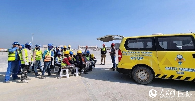 安全宣講出租車在現(xiàn)場播放安全視頻。人民網(wǎng)記者 管克江攝