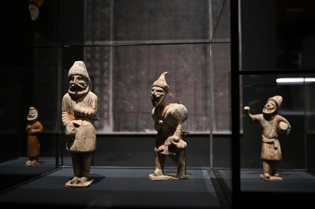 “歷史之遇——中國與西亞古代文明交流展”于1月12日至4月11日在故宮午門正殿展廳舉行。這是展出的陶彩繪人俑（1月10日攝）。新華社記者金良快攝