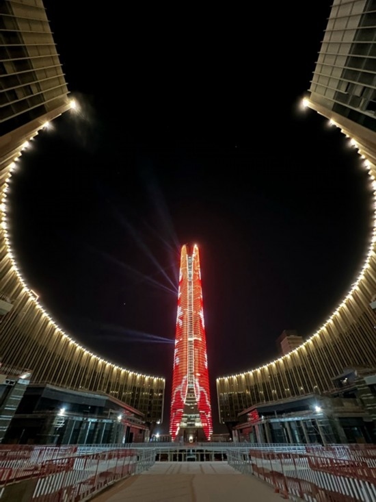  2024年2月9日，埃及開羅以東建設(shè)中的埃及新行政首都中央商務(wù)區(qū)項(xiàng)目上演燈光秀，迎接龍年春節(jié)。新華社發(fā)（黎炳宏攝）