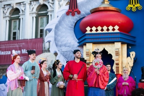  2024年2月13日，在意大利威尼斯，志愿者身著漢服進(jìn)行表演。新華社記者 李京 攝