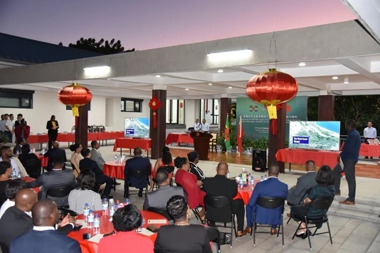 當地時間3月13日，慶祝中國與多米尼克建交20周年招待會在中國駐多大使館舉行。中國駐多米尼克大使館供圖